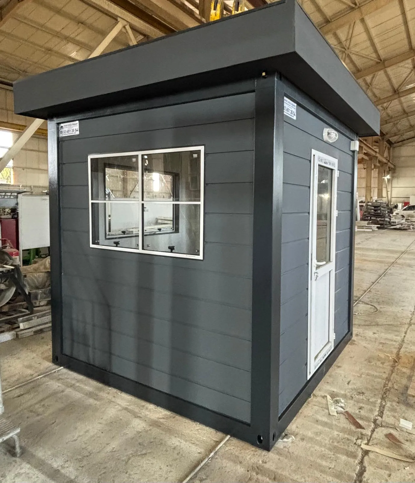 Minimalist dis cepheye sahip Pramo Metropol Kabin