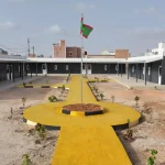 Moritanya'nın başkenti Nouakchott'ta Pramo Prefabrik tarafından kurulan 1000 m²'lik, modüler prefabrik okul binası ve avlusu.